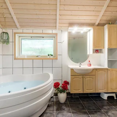 Gorgeous In With Kitchen Holiday home